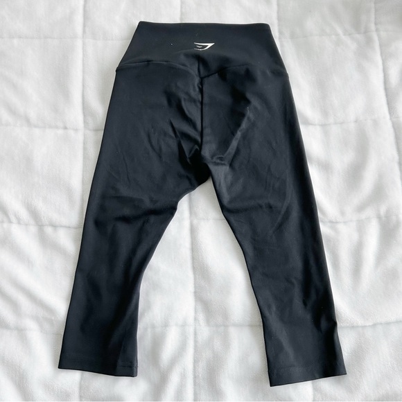 BRAND NEW! GYMSHARK! BLACK CAPRI LEGGINGS! - Picture 2 of 2